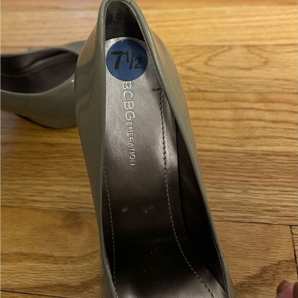 BCBGeneration Gray Patent Leather Heels Size 7.5 - Picture 6 of 7